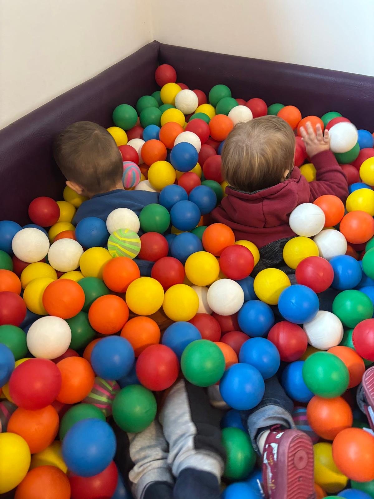 Kinder im Bällebad
