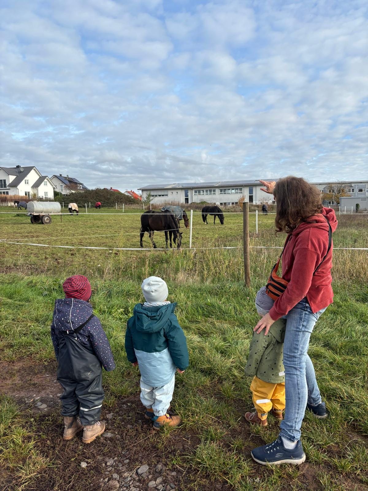 Kinder mit Janina bei den Pferden